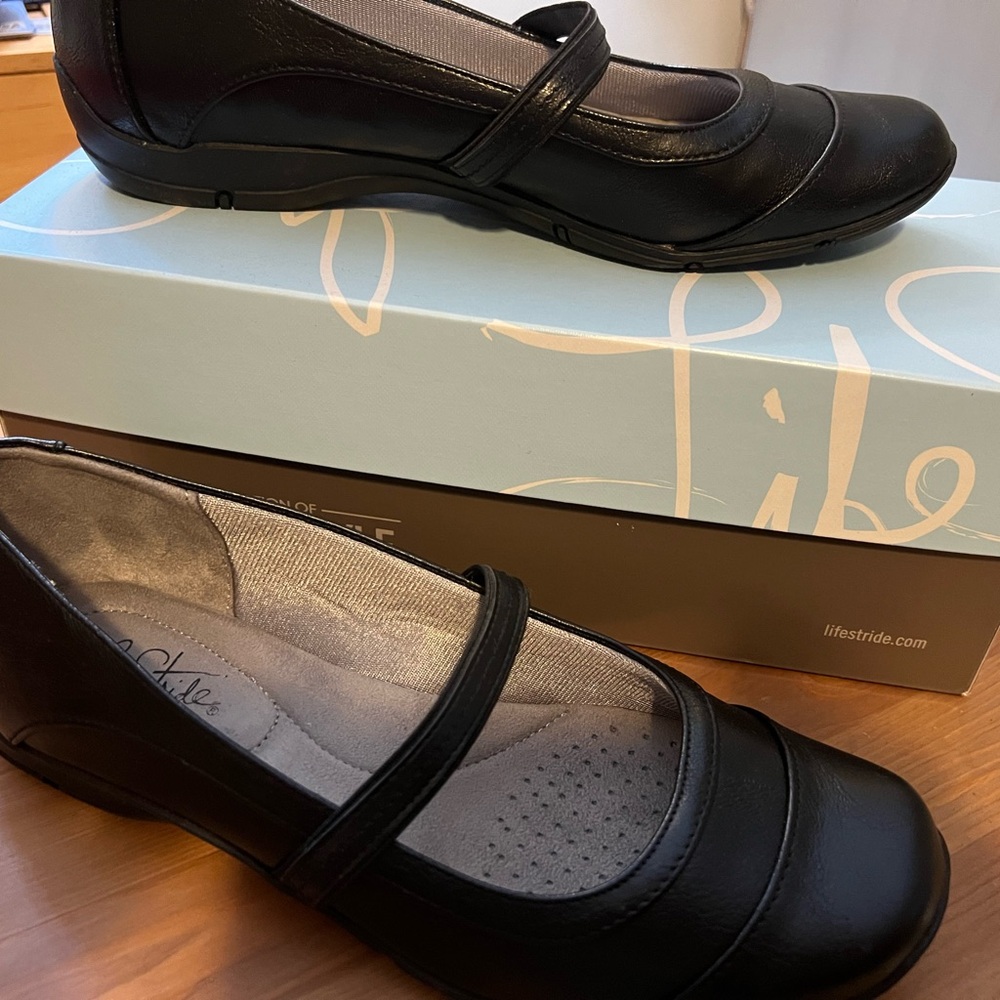 Women’s Life Stride flat black shoes size 8M, new!